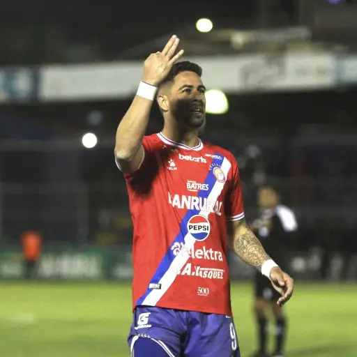 Pedro Báez y la imagen cuando marcó triplete 