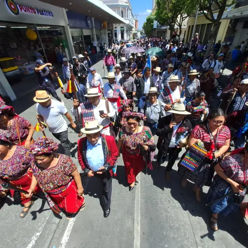 Los 48 Cantones de Totonicapán realizan caminata en la Ciudad de Guatemala.
