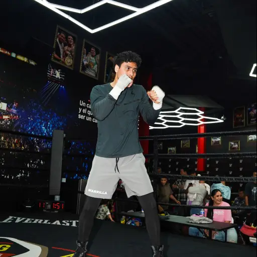 Lester Martínez supera la ceremonia de pesaje y está listo para enfrentar a Joeshon James - ProBox 