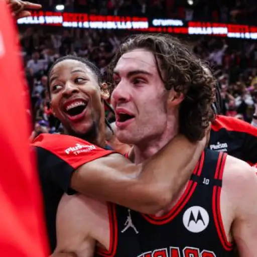 Un triple desde el centro de la pista de Josh Giddey sobre la bocina fulminó este jueves a Los Ángeles Lakers 