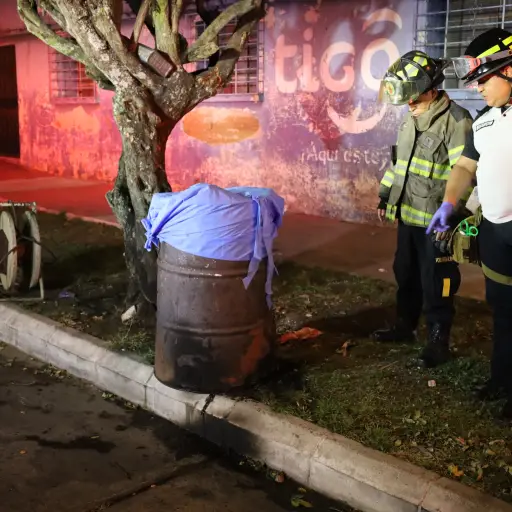 El contenedor con la víctima fue abandonado en la vía pública. ,Bomberos Voluntarios