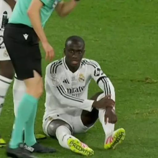 Ferland Mendy salió lesionado a los 8 minutos de juego 