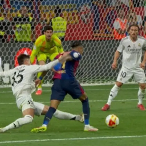 Imágenes de la jugada Asencio y Raphinha en la final de Copa del Rey 2025 