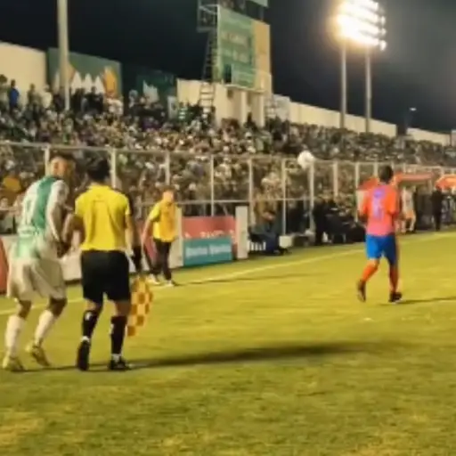 Alcanzabolas es expulsado del estadio Pensativo por lanzar un balón a José Morales 