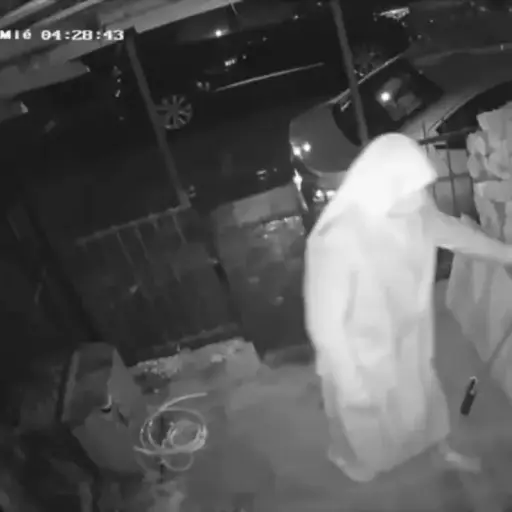 Hombre vestido de monja.  ,Captura de pantalla video X.