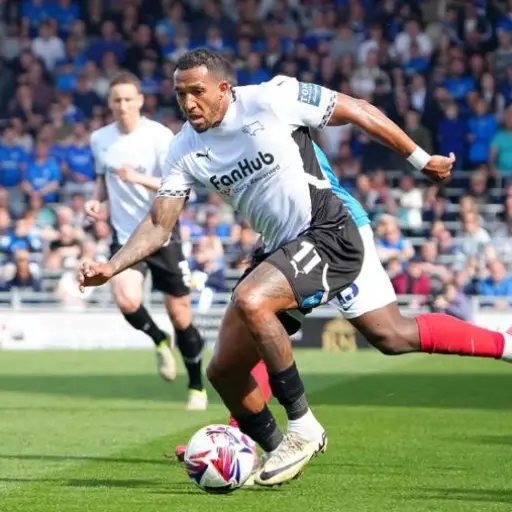 Nathaniel Méndez-Laing es uno de los 18 jugadores con contrato actual en el Derby County
