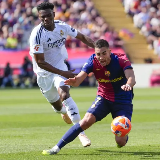 El delantero del Barcelona Ferrán Torres y el defensa del Real Madrid Aurelien Tchouameni, durante el clásico español 