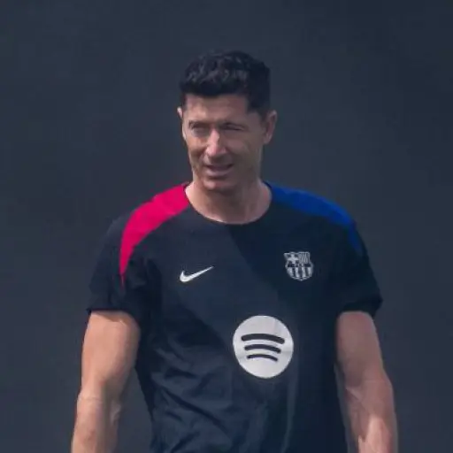 Robert Lewandowski conversa con su técnico Hansi Flick  