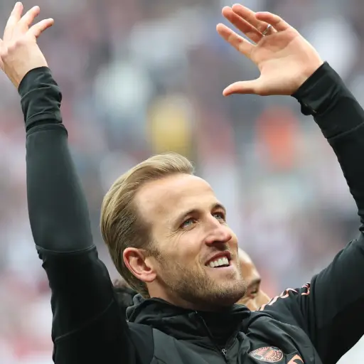 Harry Kane celebra su primer título como futbolista profesional 