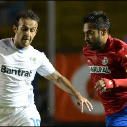 El Moyo Contreras y Carlos Ruiz en un Clásico entre Comunicaciones y Municipal - Getty Images