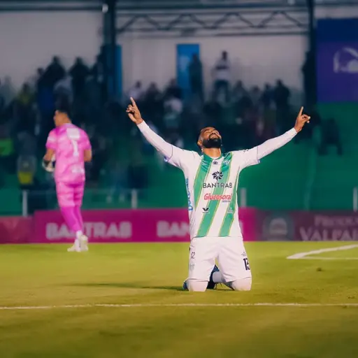 Celebración de Dewinder Bradley - Antigua GFC