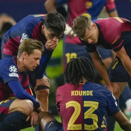  Los jugadores del FC Barcelona se interesan por el defensa francés, Jules Koundé, tras caer lesionado ante Inter