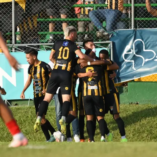Celebración de Aurora FC ante Sacachispas - Aurora FC