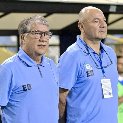 Hernán Darío Gómez dirigiendo ante Surinam 