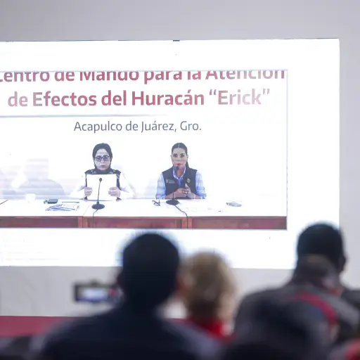 La gobernadora de Guerrero, Evelyn Salgado (pantalla-i), y la Coordinadora de Protección Civil, Laura Velázquez Alzúa (pantalla-c), participan durante de manera virtual en una rueda de prensa de la presidenta de México, Claudia Sheinbaum (d), este jue , EFE/ Isaac Esquivel