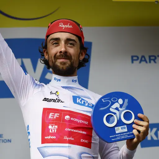 El ciclista irlandés Ben Healy, del equipo EF Education - EasyPost, celebra en el podio con su maillot blanco de mejor ciclista joven durante la décima etapa del Tour de Francia
