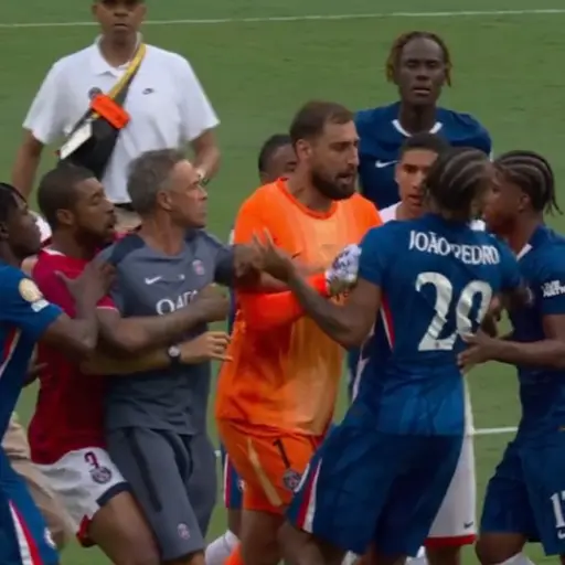 Luis Enrique agredió a un jugador rival en la final del Mundial de Clubes de la FIFA 