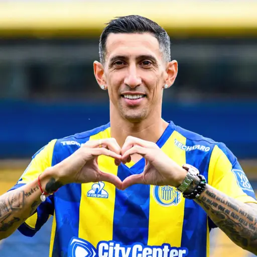 Ángel Di María recibió un golpe no intencional por parte de un árbitro 