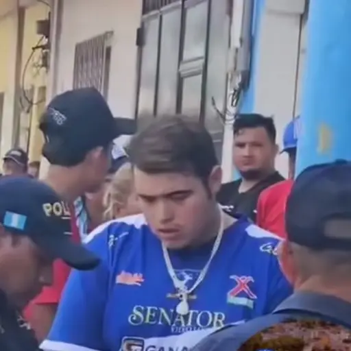 Un niño fue rescatado de un vehículo estacionado en alrededores del estadio mazateco 