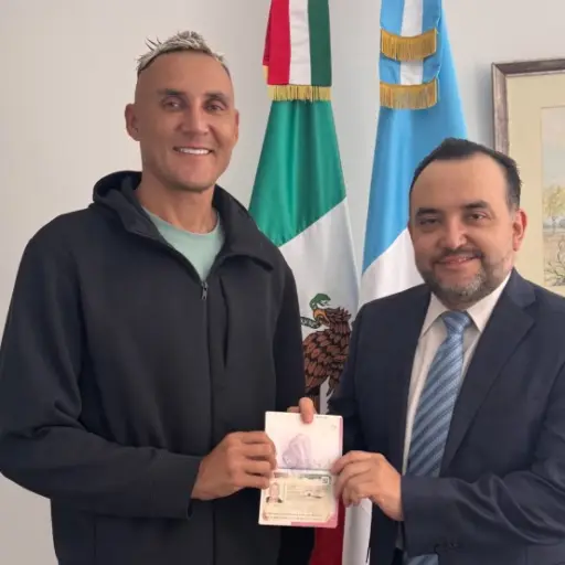 Keylor Navas estuvo en Guatemala para obtener la visa de trabajo que extiende la Embajada de México acreditada en nuestro país 