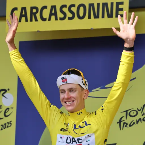 El líder general de la clasificación con la camiseta amarilla, el ciclista esloveno Tadej Pogacar del UAE Team Emirates.