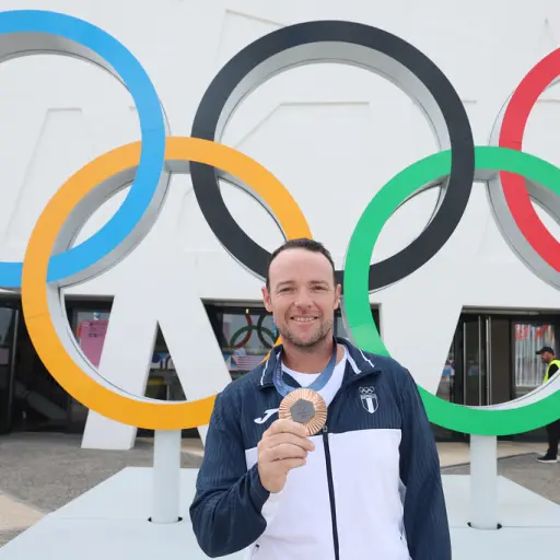 Jean Pierre Brol con la medalla de bronce que conquistó en los Juegos Olímpicos de París 2024 - COG
