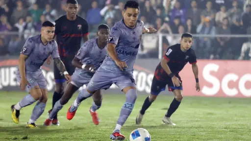 Óscar Santis marcó un gol desde el punto penalti 