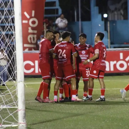 Jugadores de Malacateco celebran un gol ante el Deportivo Mixco - Deportivo Malacateco