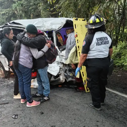 Accidente ruta a Santa Elena Barillas ,Bomberos Voluntarios