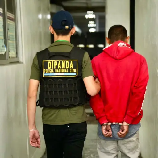 El presunto extorsionista fue sorprendido cuando recibía el paquete con el dinero requerido bajo amenazas. ,PNC