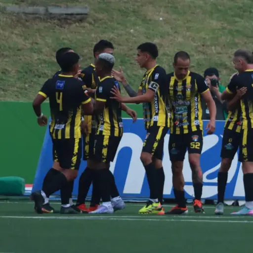 Celebración de Aurora ante Comunicaciones - Alex Meoño