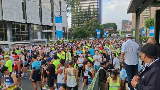 Una gran cantidad de corredores se concentró en la Ciudad de Guatemala para la carrera de los 21K. ,Alex Meoño 