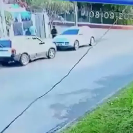 Video muestra cómo delincuentes fingen tener un carro descompuesto para robar en la zona 11. ,Captura de pantalla video X.