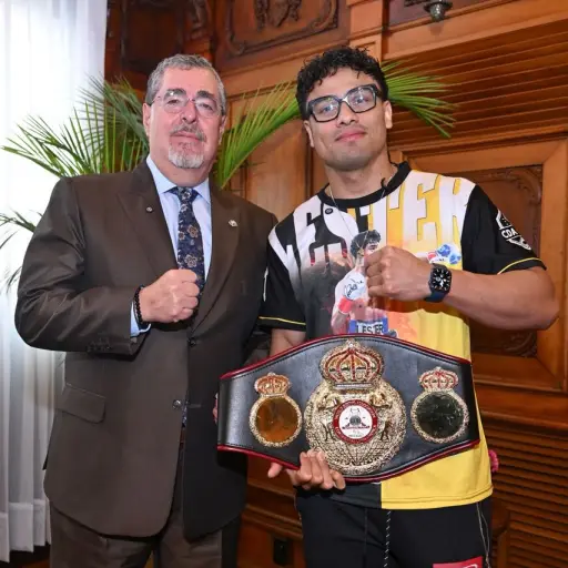 Presidente Bernardo Arévalo recibió al boxeador Lester Martínez en el Despacho Presidencial 