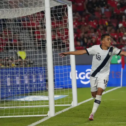Óscar Santis, futbolista guatemalteco - FFG