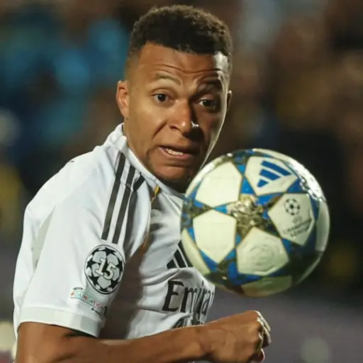Kylian Mbappé hizo un triplete ante el equipo del Kairat 