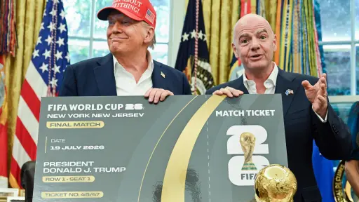 Fotografía de Annabelle Gordon / POOL, en la que puede verse en una imagen de archivo del 22 de agosto de 2025 al presidente de Estados Unidos, Donald Trump (i), y al presidente de la FIFA, Gianni Infantino (d), mostrando en la Casa Blanca un modelo de e , EFE