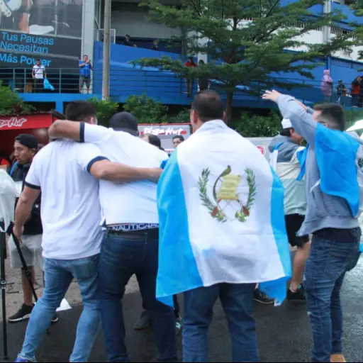 Cientos de guatemaltecos viajaron a El Salvador para apoyar a su selección en un crucial duelo eliminatorio rumbo al Mundial 2026 - Alex Meoño
