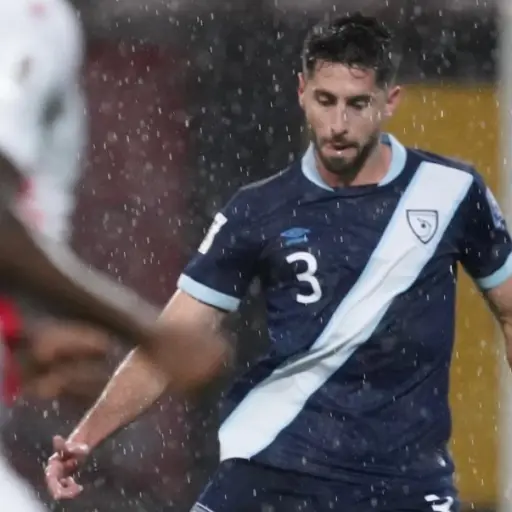 Nicolás Samayoa en acción ante Surinam por partido eliminatorio 