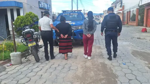 Ambas detenidas fueron llevadas a un juzgado para solventar su situación legal. ,PNC de Guatemala.