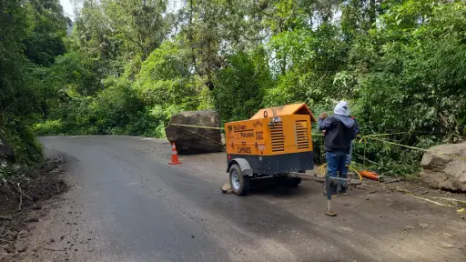 Las cuadrillas de trabajo retiraron material rocoso para permitir el paso en la carretera. ,COVIAL-CIV.