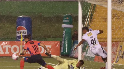 Comunicaciones y Municipal disputaron el clásico 335 del futbol guatemalteco