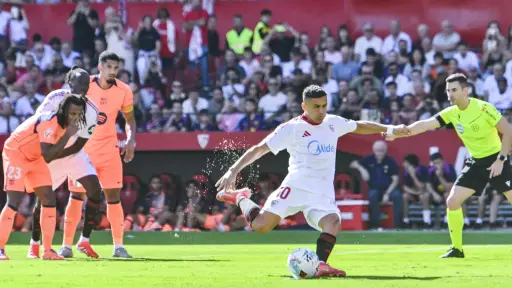 Penal de Alexis Sánchez ante el FC Barcelona - EFE