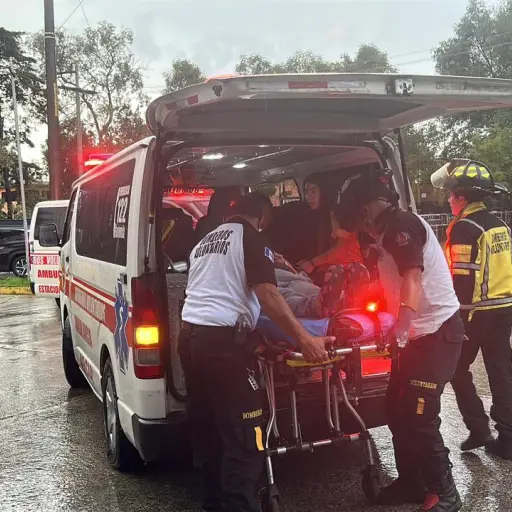 Los pacientes heridos en el derrumbe en zona 10 de Mixco fueron trasladados al hospital Roosevelt. ,Bomberos Voluntarios