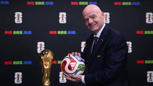 El presidente de la FIFA, Giani Infantino, con el balón Trionda 