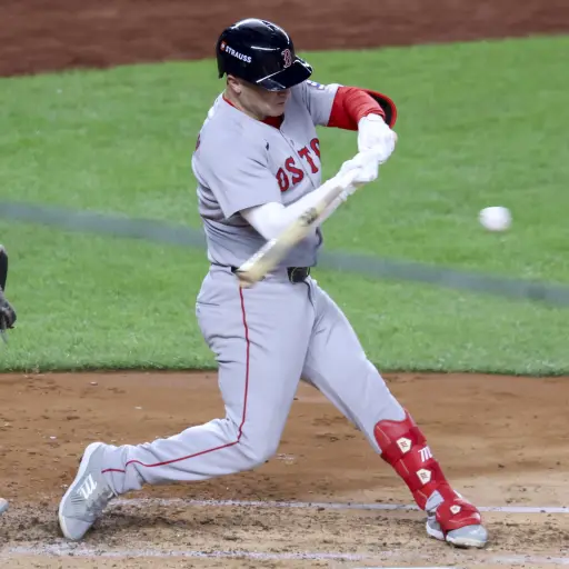 Alex Bregman (R) de los Medias Rojas golpea este juego la pelota durante el tercer juego de la Serie de Comodines de la Liga Americana de la MLB contra los Yanquis de New York