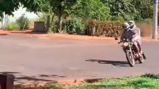 Motorista es perseguido por la policía.  ,Captura de pantalla video Facebook.