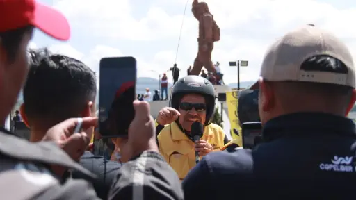 Poema de Fredy López al migrante, en Salcajá, Quetzaltenango - Alex Meoño