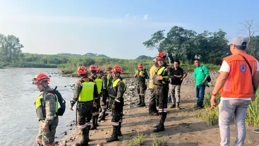 Labores de búsqueda de persona desaparecida tras caer vehículo en área del puente Mocá, Suchitepéquez. ,Conred
