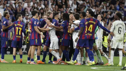 Al final del partido, jugadores del Real Madrid recriminaron a Lamine Yamal